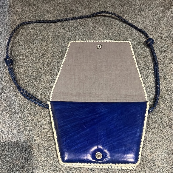 Shoulder purse, navy blue with woven detailing. 3 pockets, working clasp. - Picture 2 of 3